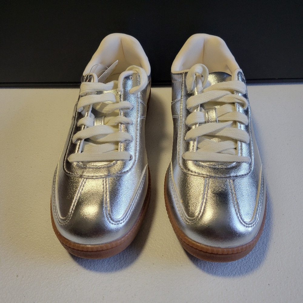 No Boundaries Womens Silver Metallic Lace-Up Sneakers 1